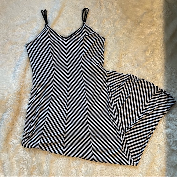 Mossimo Supply Co. Dresses & Skirts - Mossimo Black and White Chevron Maxi Dress Size Large
